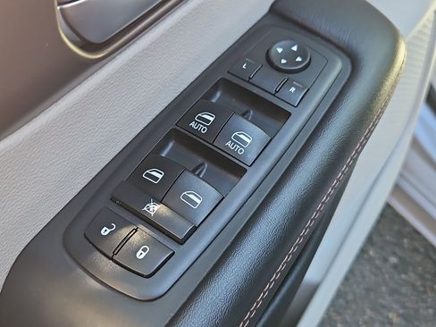 Used 2017 Chrysler Pacifica Touring-L image 10