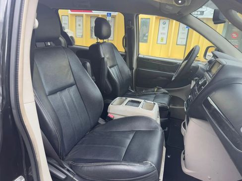 Used 2014 Chrysler Town & Country Touring image 22