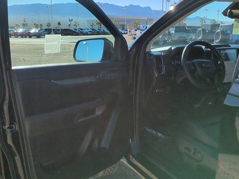 Used 2025 Ford Ranger Lariat w/ Black Appearance Package image 12