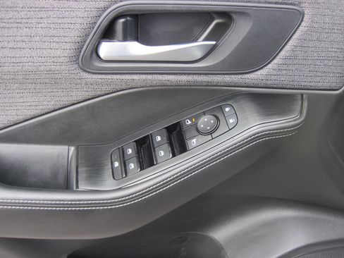 Used 2023 Nissan Rogue SV image 9