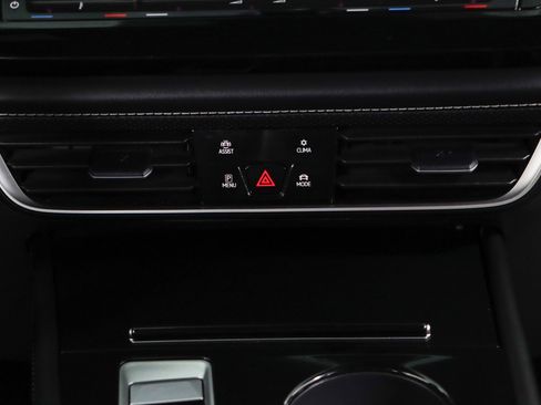 Used 2024 Volkswagen Atlas Cross Sport SE FWD image 20