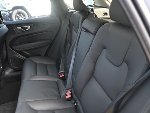Used 2025 Volvo XC60 B5 Plus image 8
