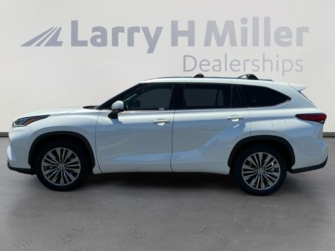 Used 2022 Toyota Highlander Platinum FWD image 2