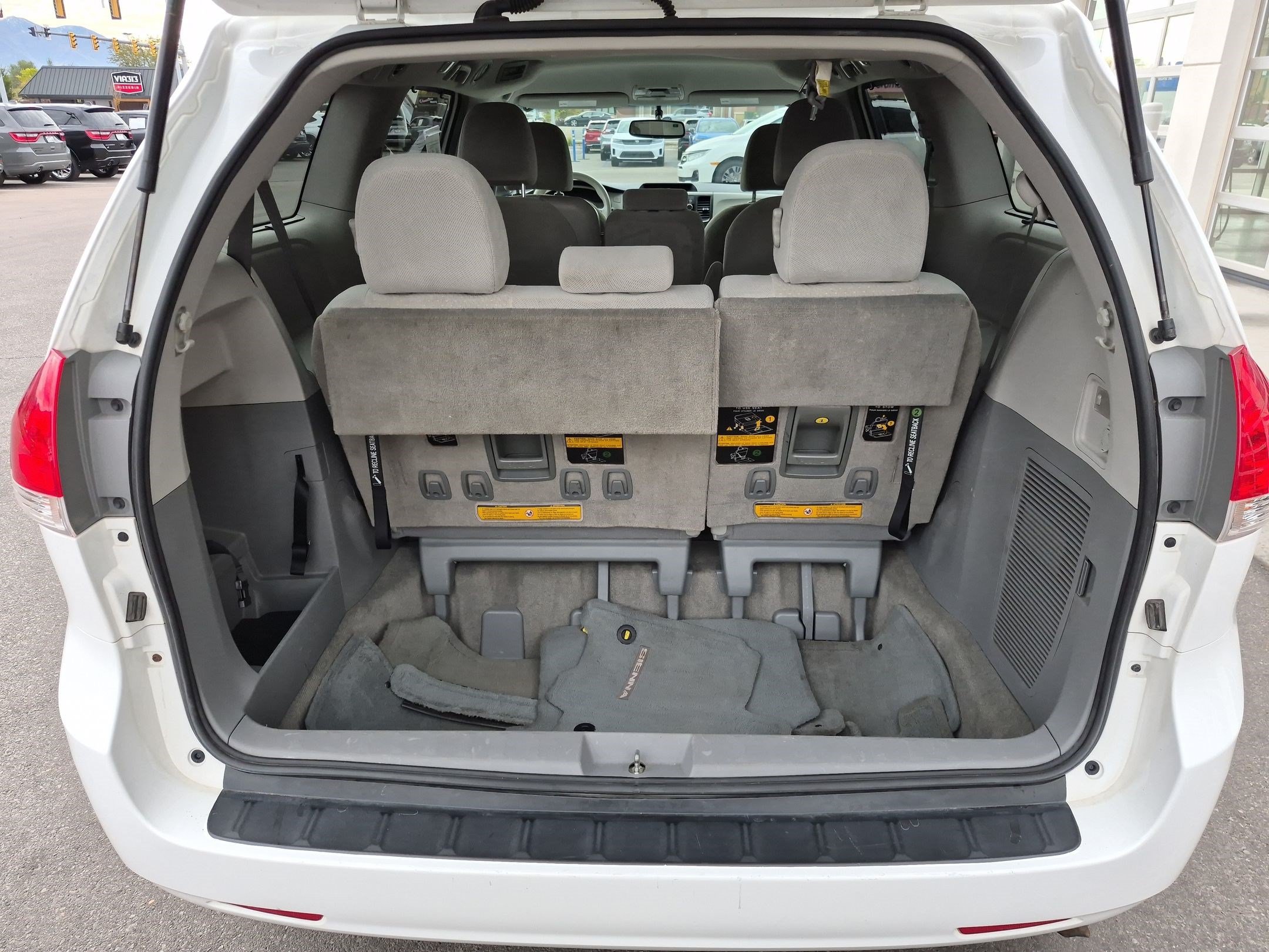 Used 2014 Toyota Sienna LE FWD image 29