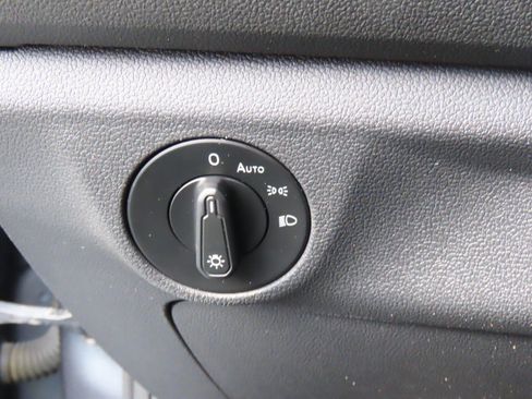 Used 2019 Volkswagen Jetta SE w/ Cold Weather Package image 23