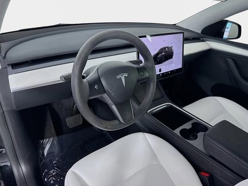 Used 2023 Tesla Model Y Long Range image 9