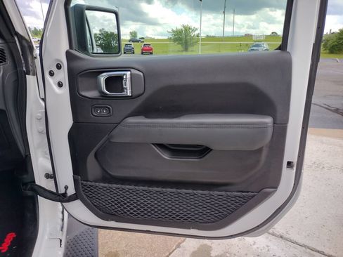 Used 2023 Jeep Wrangler Unlimited Sahara AWD/4WD image 29