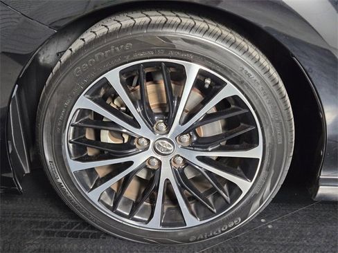 Used 2018 Toyota Camry SE image 12