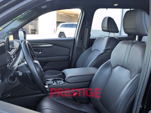 Used 2025 Honda Pilot Black Edition image 29