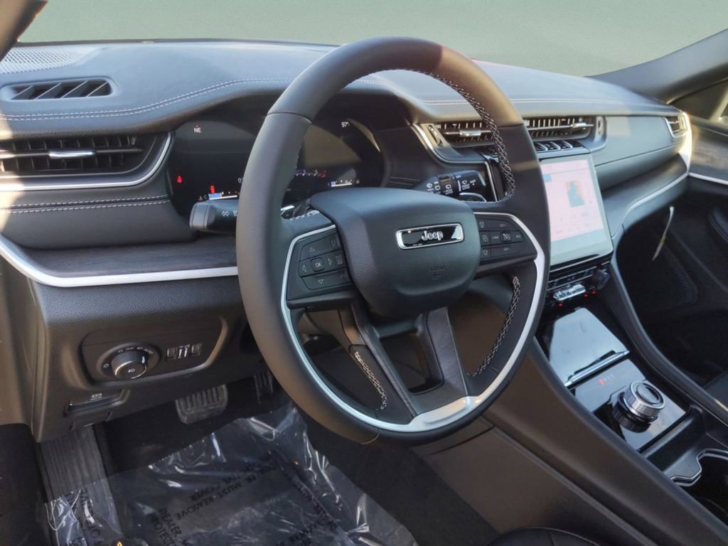 New 2025 Jeep Grand Cherokee Limited w/ Black Appearance Package RWD image 11