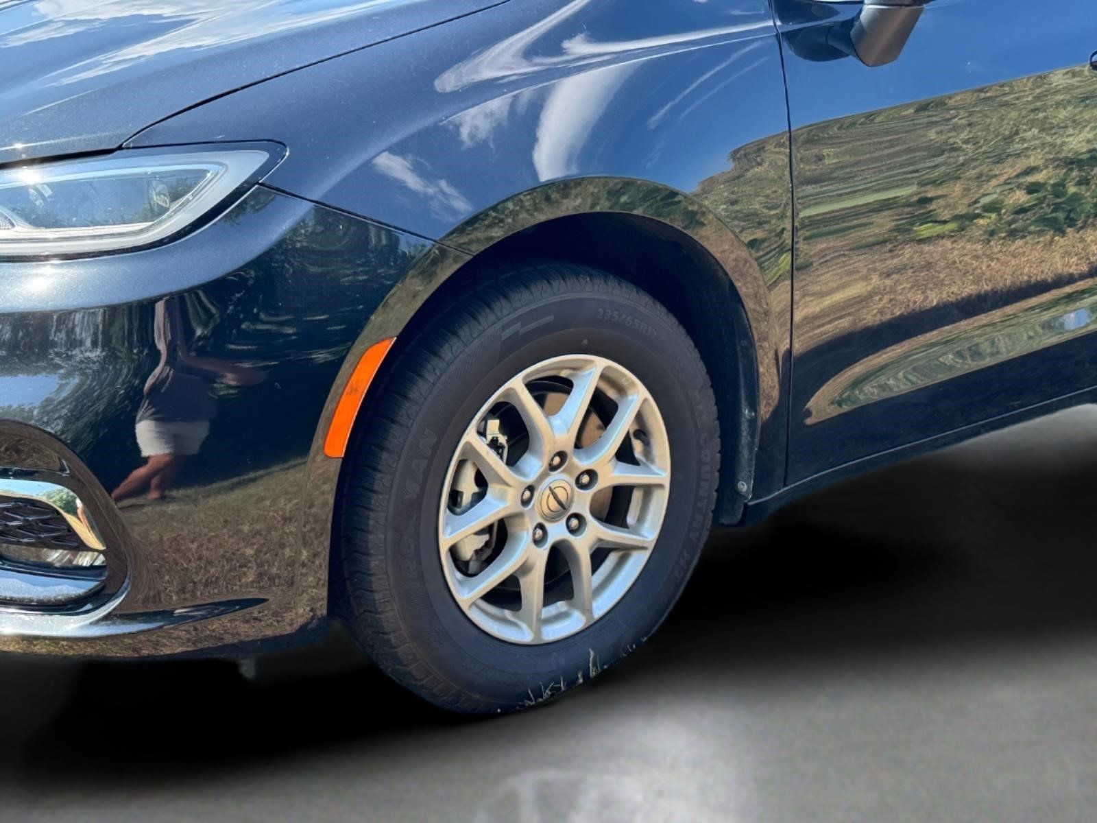 Used 2023 Chrysler Pacifica Touring-L FWD image 3