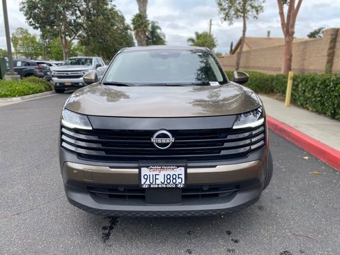 Used 2025 Nissan Kicks SV image 3