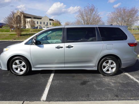 Used 2020 Toyota Sienna L image 10