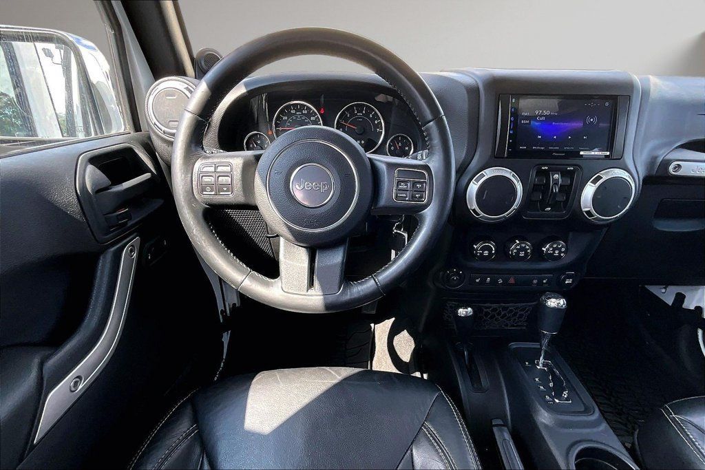 Used 2014 Jeep Wrangler Unlimited Sahara w/ Connectivity Group AWD/4WD image 9