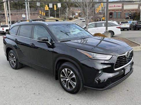 Used 2021 Toyota Highlander XLE image 3