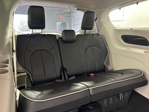 Used 2023 Chrysler Pacifica Limited image 14