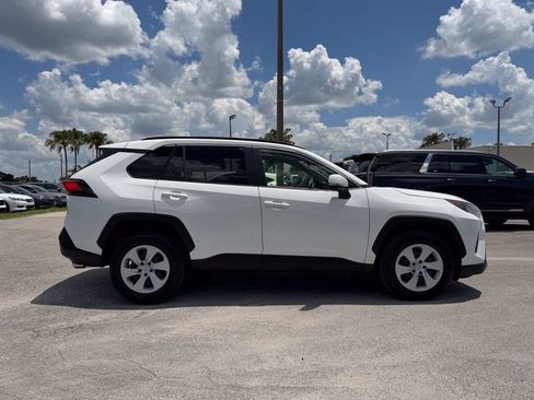 Used 2019 Toyota RAV4 LE FWD image 4