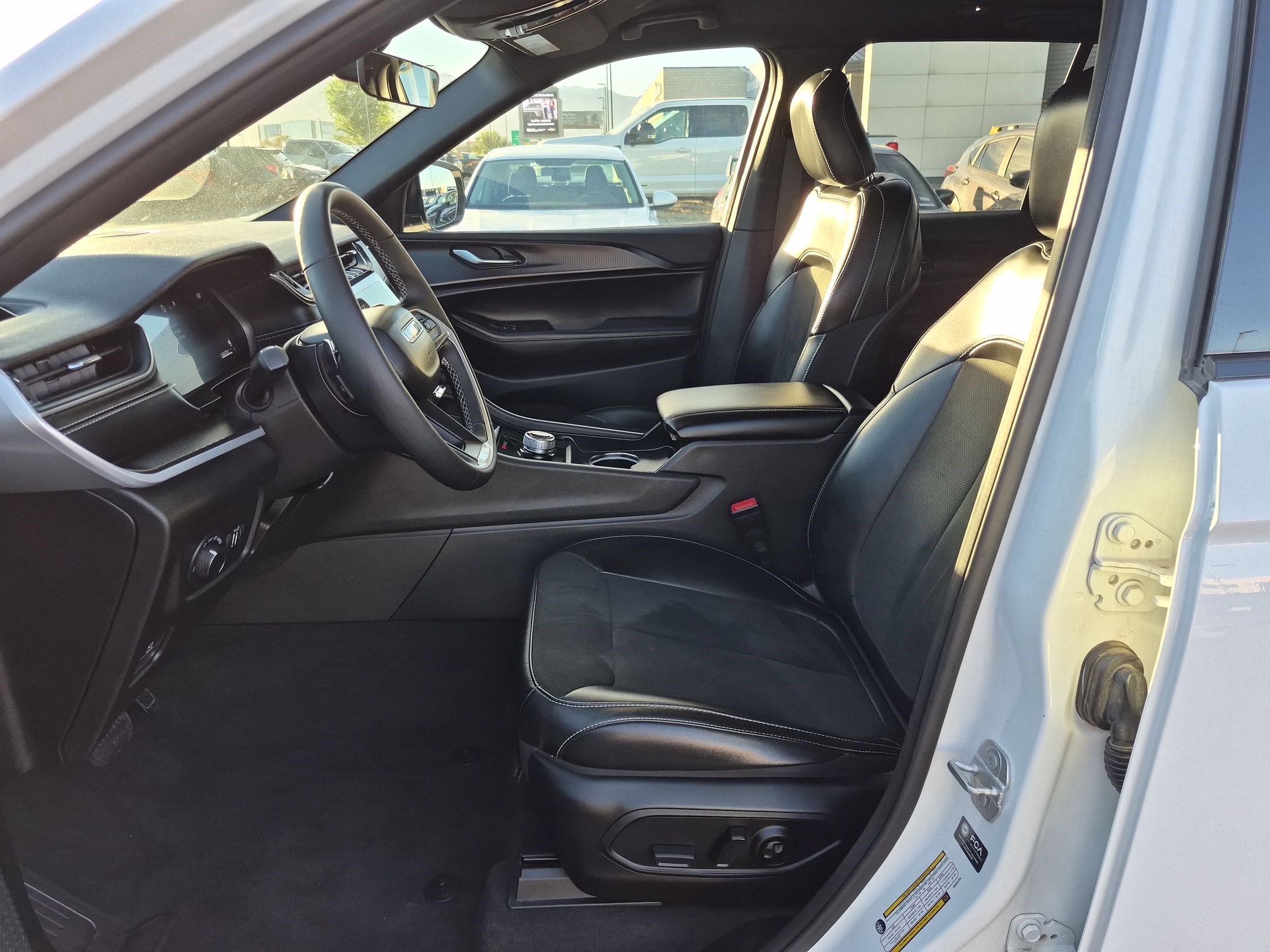 Used 2025 Jeep Grand Cherokee Altitude AWD/4WD image 18