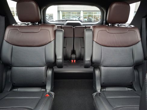 Certified 2023 Ford Explorer Platinum w/ Technology Package AWD/4WD image 19