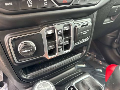 Used 2022 Jeep Wrangler Unlimited Sahara AWD/4WD image 26