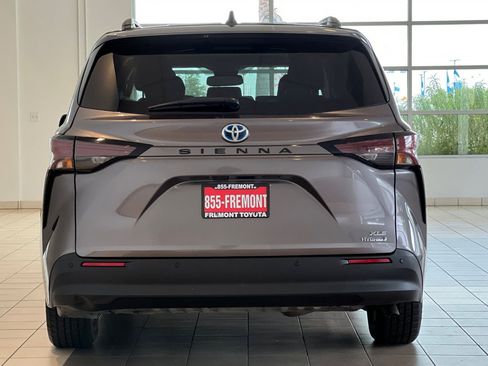 Used 2024 Toyota Sienna XLE image 5