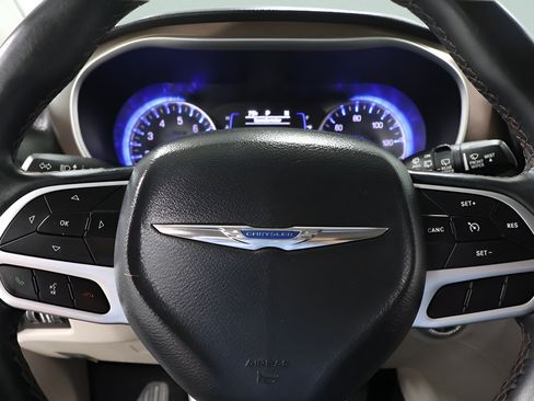 Used 2018 Chrysler Pacifica Touring-L FWD image 13