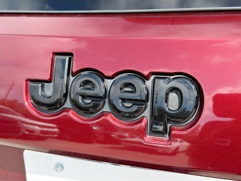 Used 2019 Jeep Grand Cherokee Altitude image 11