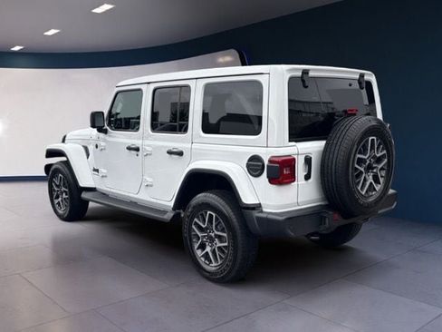 Used 2026 Jeep Wrangler Unlimited Sahara AWD/4WD image 3