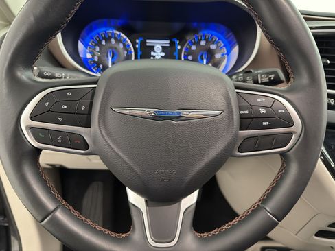 Used 2018 Chrysler Pacifica Touring-L FWD image 11