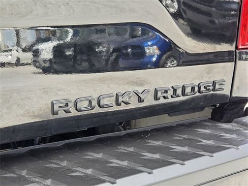 Used 2021 Nissan Titan SV w/ SV Convenience Package image 13