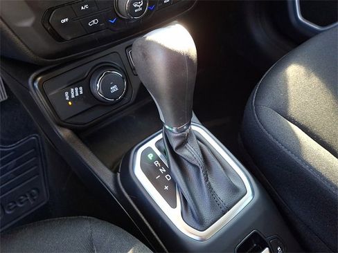 Used 2021 Jeep Renegade Latitude image 17