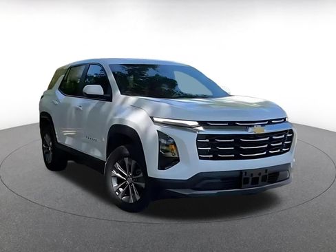 Used 2025 Chevrolet Equinox LT FWD image 2