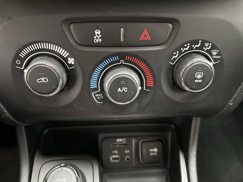 Used 2015 Jeep Cherokee Sport image 29