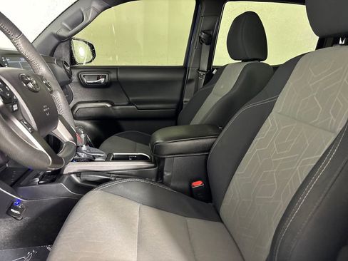 Used 2022 Toyota Tacoma TRD Sport w/ Technology Package RWD image 8