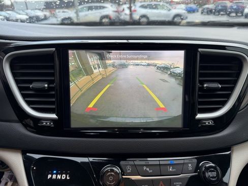 Used 2024 Chrysler Pacifica Touring-L image 22