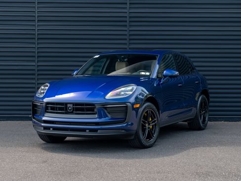 Used 2023 Porsche Macan AWD/4WD image 1