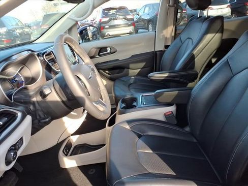 Used 2024 Chrysler Pacifica Limited FWD image 15