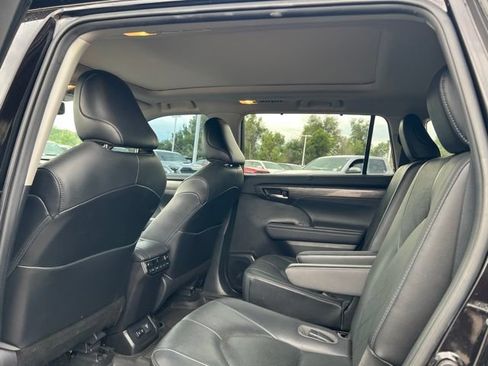 Used 2021 Toyota Highlander Platinum AWD/4WD image 29