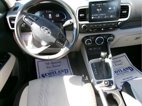 Used 2024 Hyundai Venue SEL FWD image 11