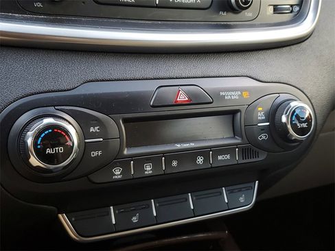 Used 2016 Kia Sorento EX image 29