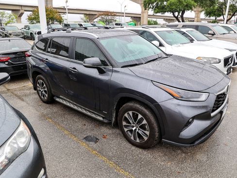 Used 2025 Toyota Highlander XLE AWD/4WD image 7