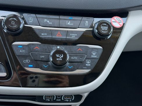Used 2024 Chrysler Pacifica Touring-L FWD image 23