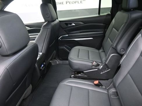 Used 2025 Chevrolet Traverse LT image 23