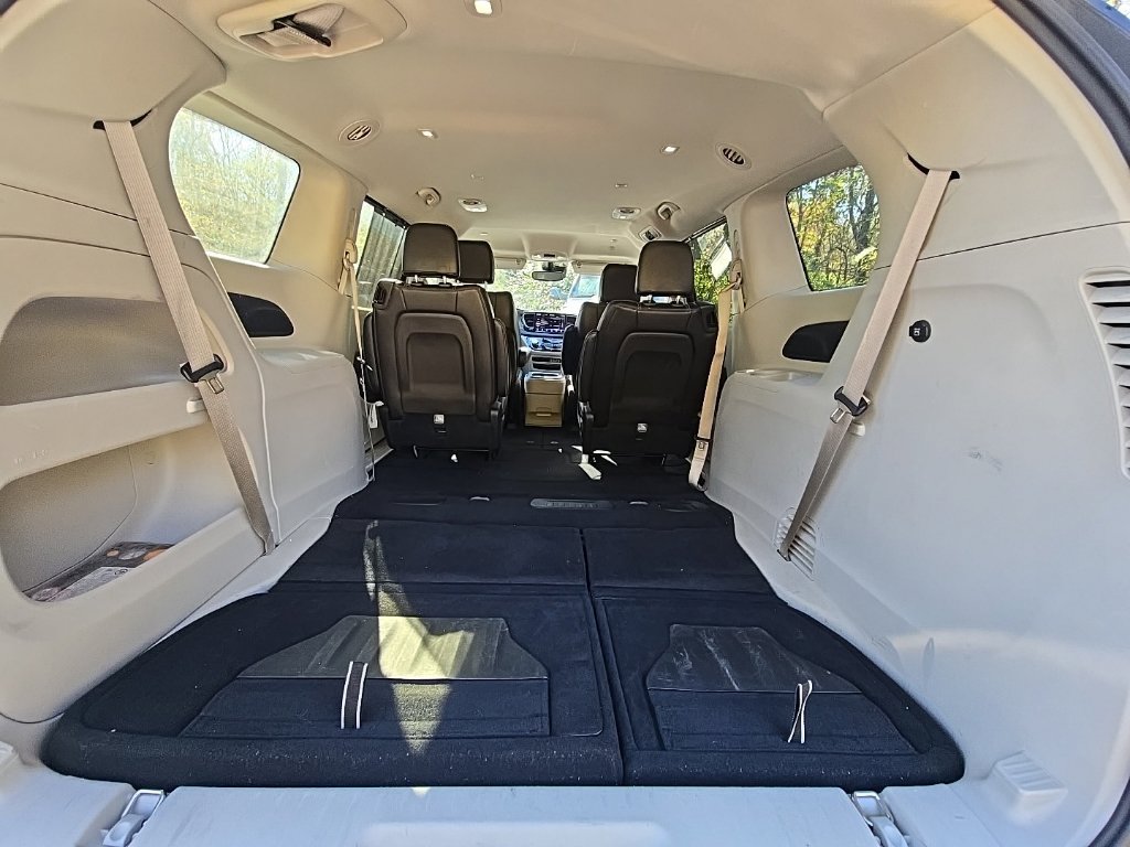 Used 2023 Chrysler Pacifica Touring-L FWD image 24