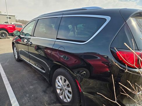 Used 2019 Chrysler Pacifica Touring-L image 3
