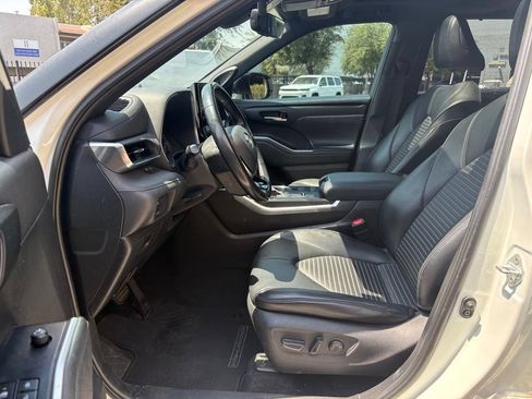 Used 2021 Toyota Highlander XSE FWD image 10