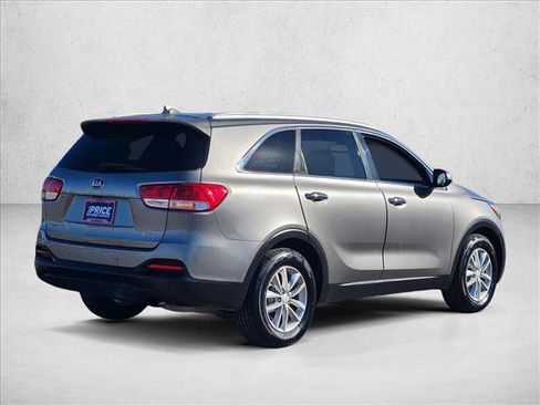 Used 2017 Kia Sorento LX w/ LX Convenience Package image 5