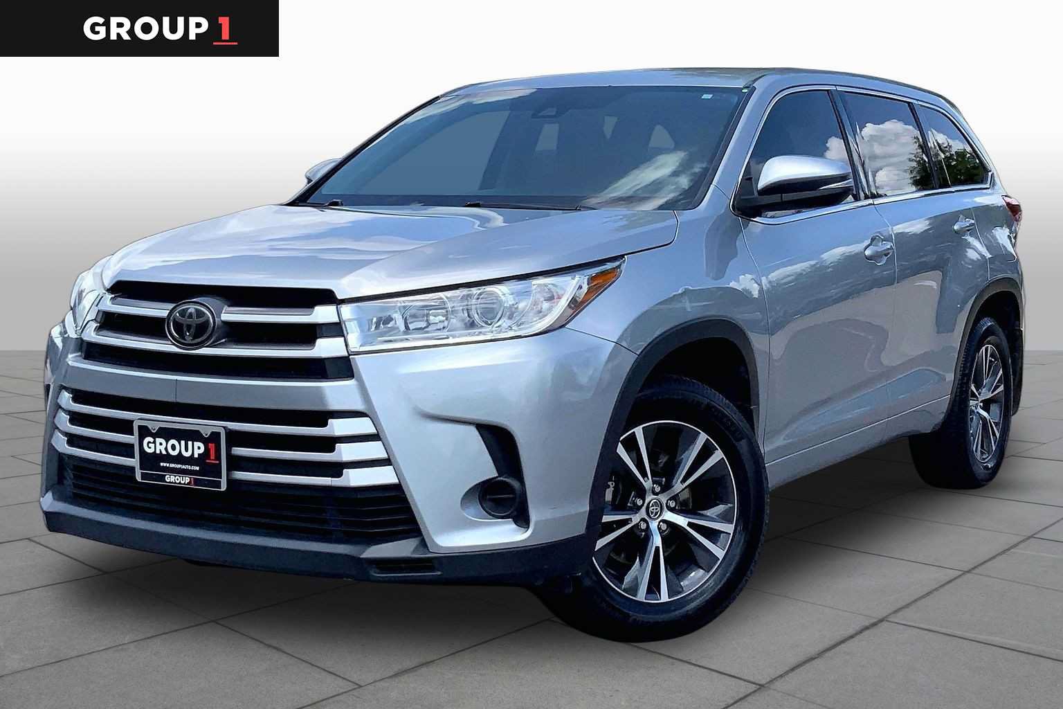 Used 2017 Toyota Highlander LE FWD image 1
