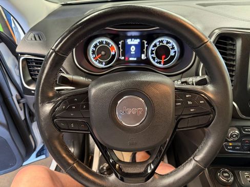 Used 2019 Jeep Cherokee Latitude Plus AWD/4WD image 17