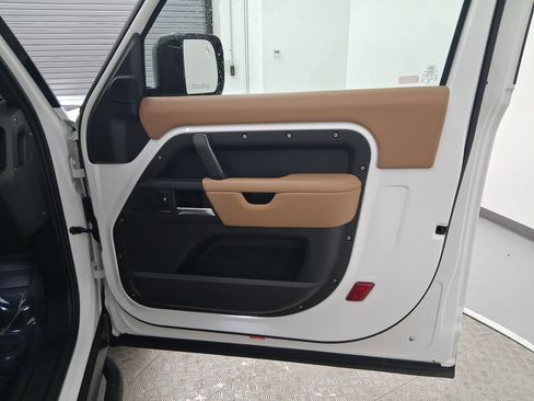 Used 2025 Land Rover Defender 90 S image 27